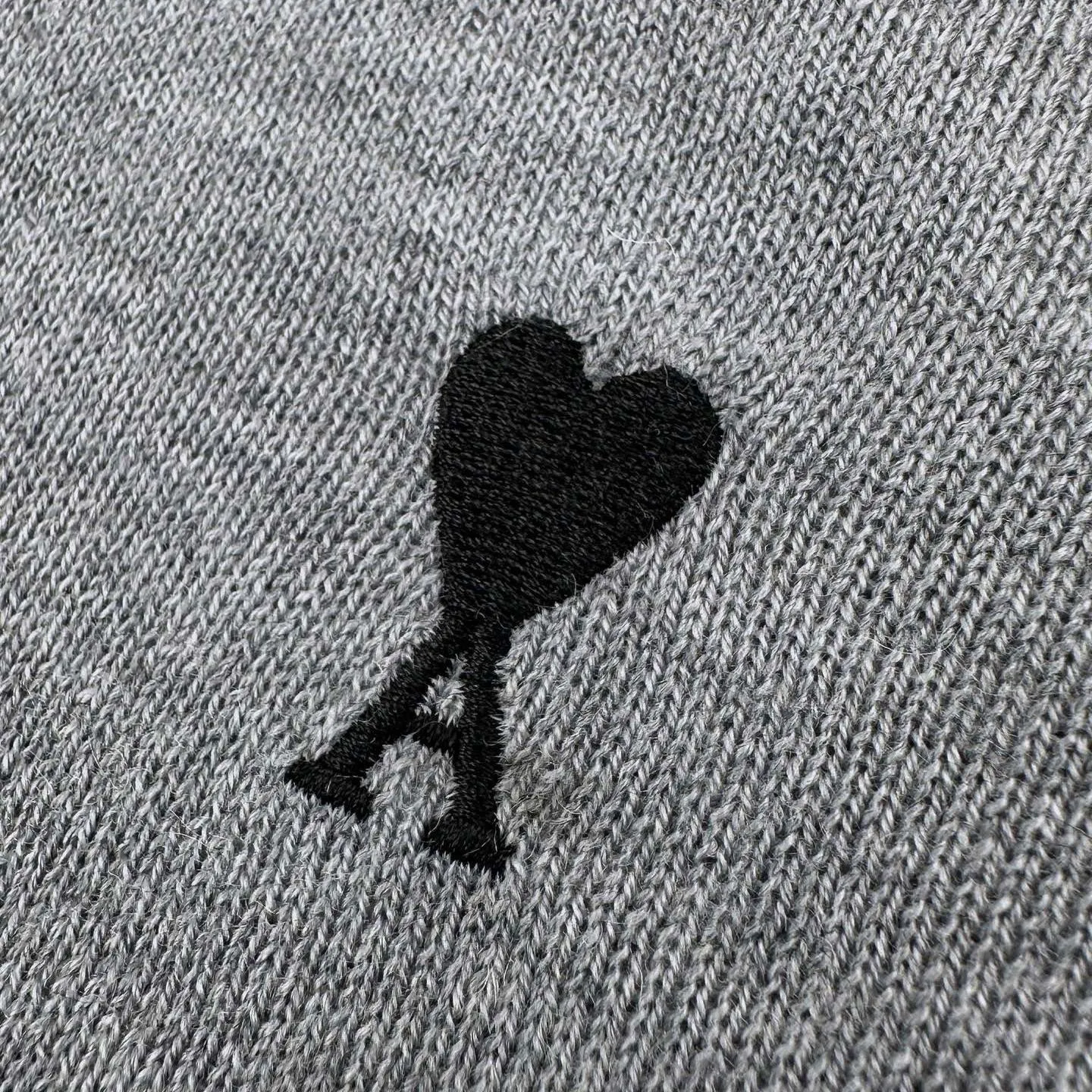 Ami Paris Love Embroidered Knitted Polo Shirt, originally purchased and developed for . The fabric is made of custom-woven soft fine velvet wool. It is light and smooth, soft and skin-friendly. It uses a touch of fog ash as the base to weave a wisp of tenderness like smoke. A love embroidery quietly falls on the chest, which is a romantic footnote hidden in the texture. The black lines are clean and restrained. The bottom of the clothes is calm and restrained. The contrast between light and dark does not show off. It has a gentle and high-end style. Properly blending restraint and romance, using imported machine embroidery technology, using advanced computer control systems and precision mechanical components to achieve Ami love embroidery operations with high precision. The lines are smooth and delicate, using three-dimensional seam stitching. It uses specific sewing methods at the seams to make clothes more three-dimensional and body-fitting. The workmanship is cumbersome and complex, and the garments are washed with water to soften and deodorize. Professional washing equipment and specific detergents are used to deeply clean and deodorize the clothes. Improves the feel and appearance of clothing. Size:S-M-L-XL